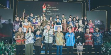 OJK Anugerahkan Majalah Infobank sebagai Majalah Terproduktif