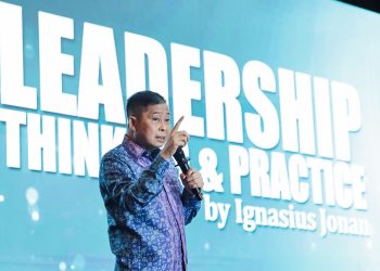 Eks Menteri ESDM dan Menteri Perhubungan, Ignasius Jonan, dalam acara Top 100 CEO and Future Leaders Forum 2025 yang diselenggarakan Infobank di Hotel Shangri-La, Jakarta, Senin, 8 Desember 2025. (Foto: M. Zulfikar)