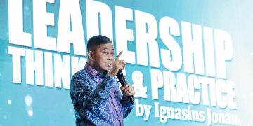 Eks Menteri ESDM dan Menteri Perhubungan, Ignasius Jonan, dalam acara Top 100 CEO and Future Leaders Forum 2025 yang diselenggarakan Infobank di Hotel Shangri-La, Jakarta, Senin, 8 Desember 2025. (Foto: M. Zulfikar)