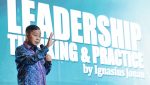 Eks Menteri ESDM dan Menteri Perhubungan, Ignasius Jonan, dalam acara Top 100 CEO and Future Leaders Forum 2025 yang diselenggarakan Infobank di Hotel Shangri-La, Jakarta, Senin, 8 Desember 2025. (Foto: M. Zulfikar)