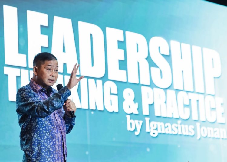 Eks Menteri ESDM dan Menteri Perhubungan, Ignasius Jonan, dalam acara Top 100 CEO and Future Leaders Forum 2025 yang diselenggarakan Infobank di Hotel Shangri-La, Jakarta, Senin, 8 Desember 2025. (Foto: M. Zulfikar)