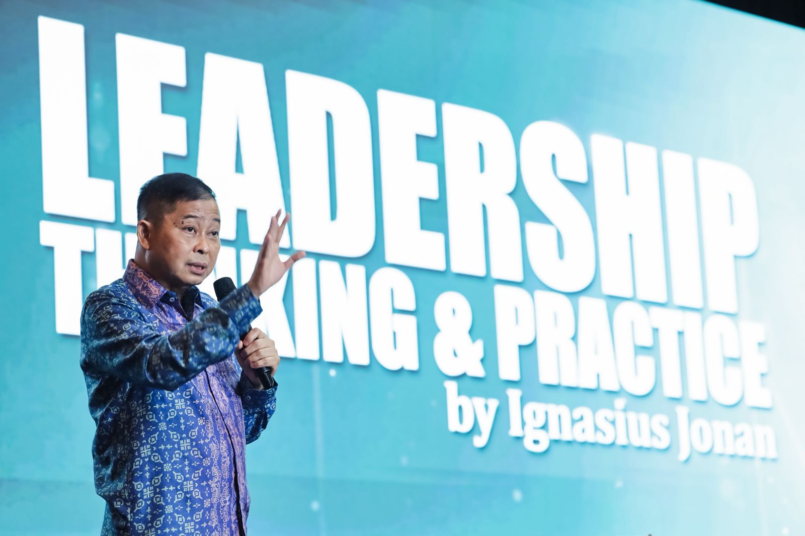 Eks Menteri ESDM dan Menteri Perhubungan, Ignasius Jonan, dalam acara Top 100 CEO and Future Leaders Forum 2025 yang diselenggarakan Infobank di Hotel Shangri-La, Jakarta, Senin, 8 Desember 2025. (Foto: M. Zulfikar)