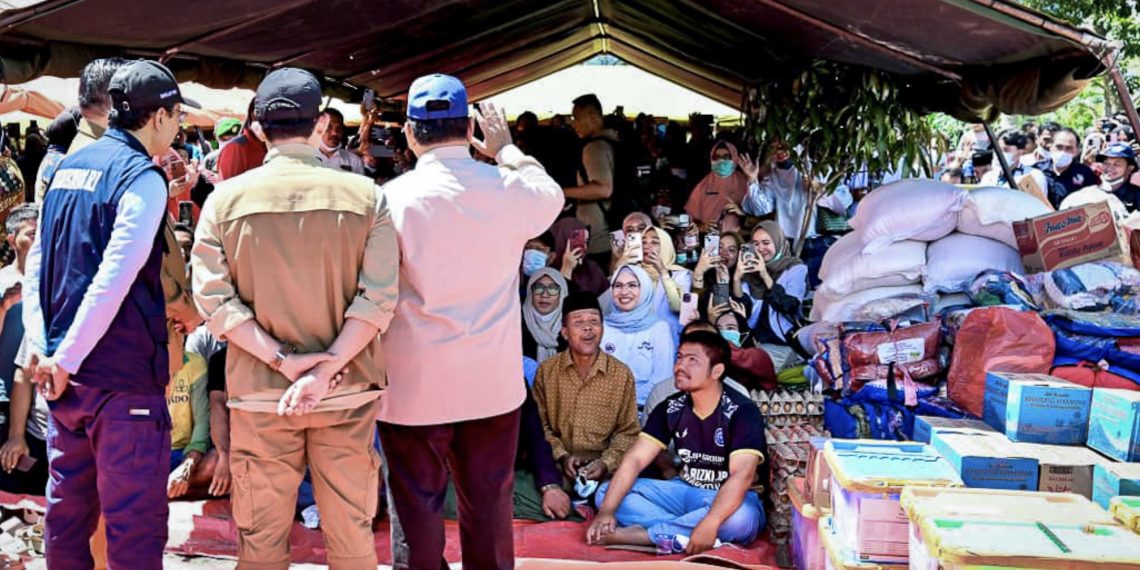 Presiden Prabowo meninjau langsung kondisi korban banjir yang kini tinggal di tenda-tenda darurat di Kutacane, Kabupaten Aceh Tenggara, pada Senin, 1 Desember 2025. (Foto: BPMI Setpres)