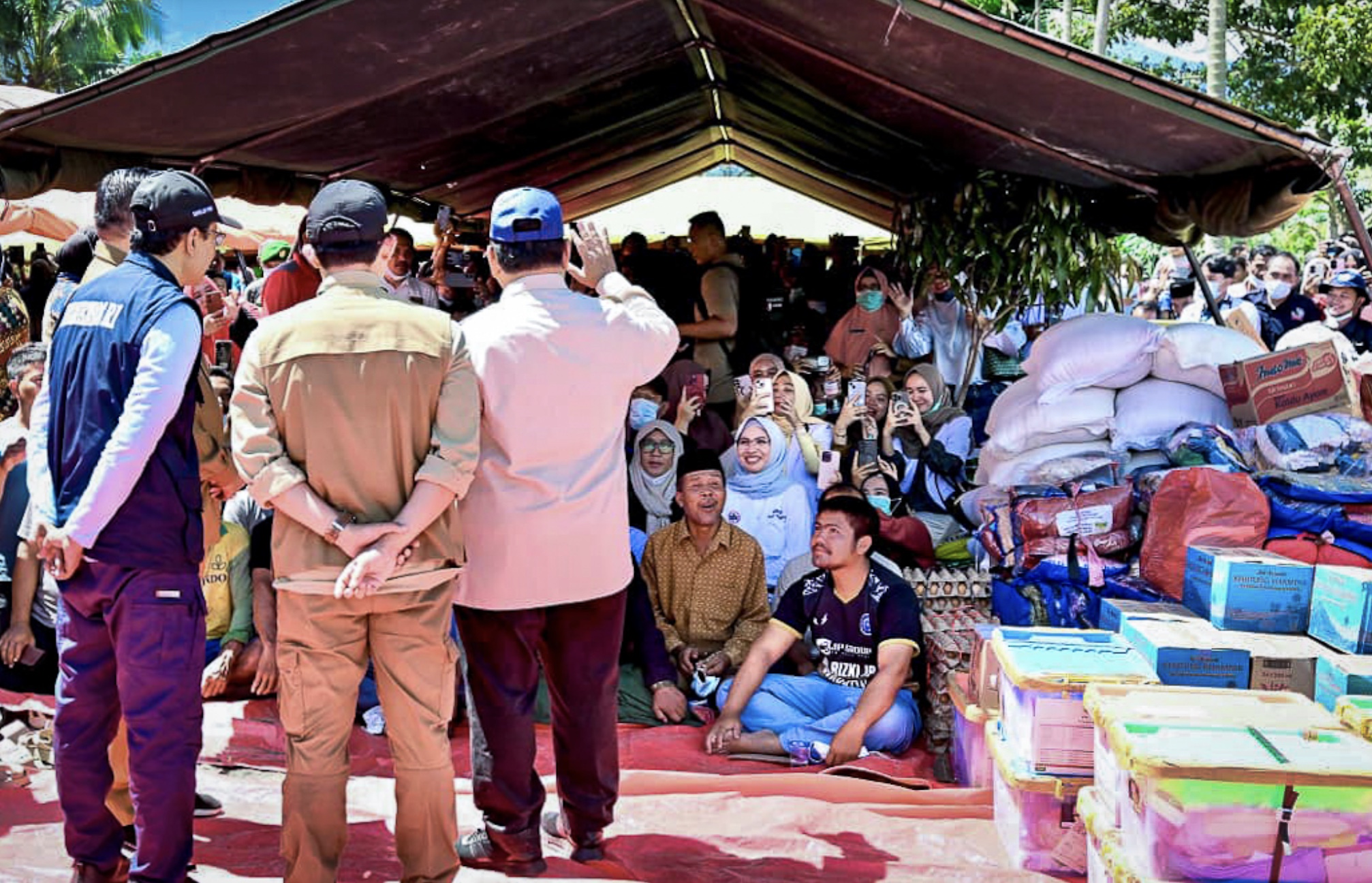 Presiden Prabowo meninjau langsung kondisi korban banjir yang kini tinggal di tenda-tenda darurat di Kutacane, Kabupaten Aceh Tenggara, pada Senin, 1 Desember 2025. (Foto: BPMI Setpres)