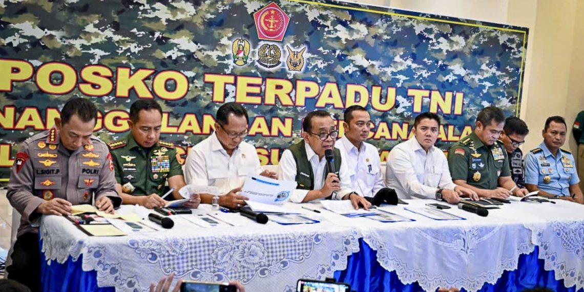 Menko Pratikno menyampaikan keterangan pers di Posko Nasional Penanggulangan Bencana di Halim Perdanakusuma, Jakarta, pada Rabu, 3 Desember 2025. (Foto: BPMI Setpres)
