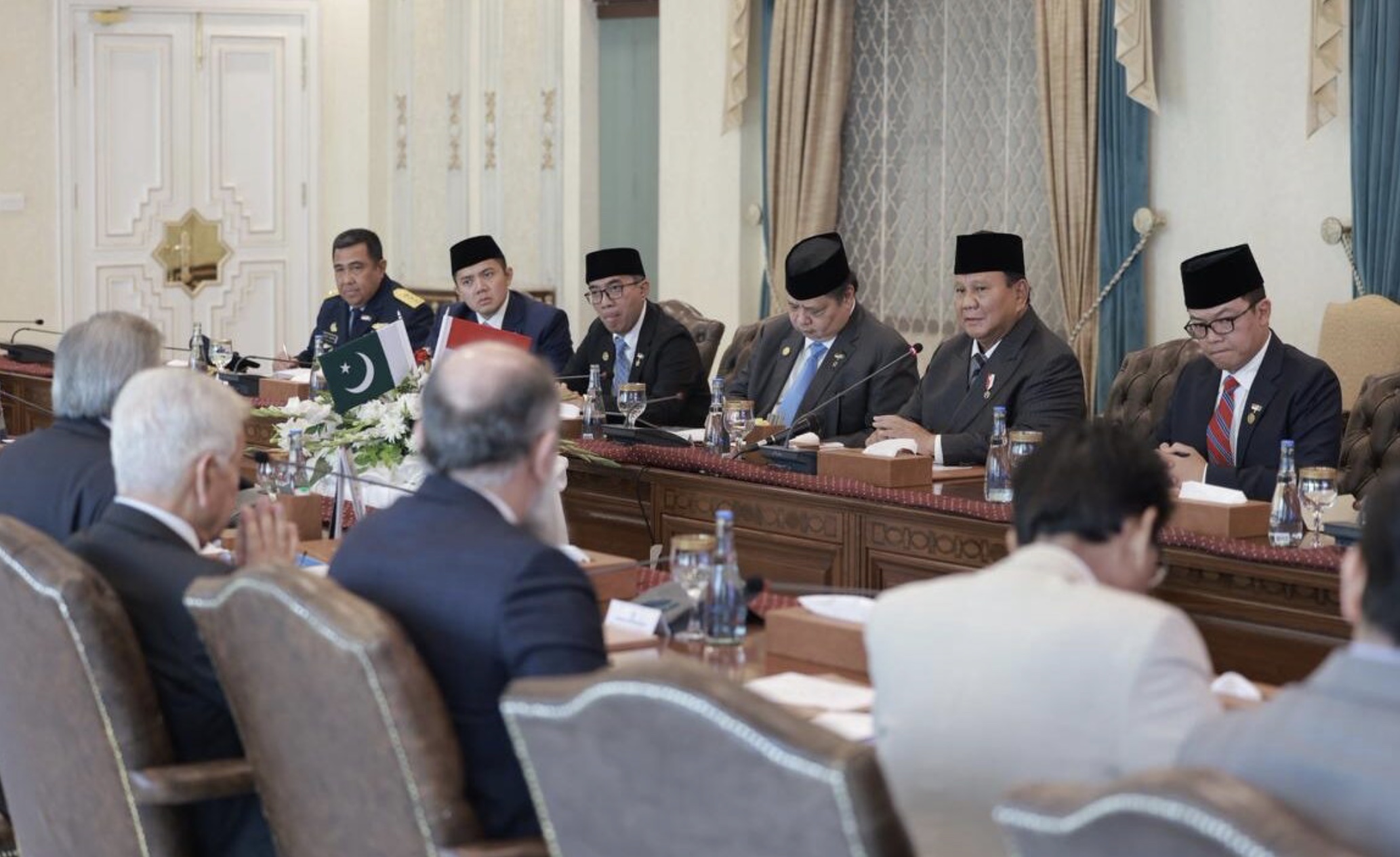 Presiden Prabowo Subianto menggelar pertemuan bilateral dengan Perdana Menteri (PM) Pakistan Shehbaz Sharif di Islamabad, Selasa, 9 Desember 2025. Foto: BPMI Setpres