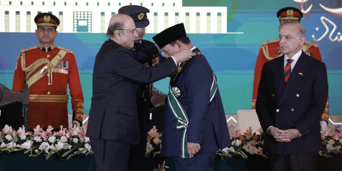 Presiden Republik Indonesia Prabowo Subianto menerima anugerah penghargaan “Nishan-e-Pakistan” dari Presiden Pakistan Asif Ali Zardari atas nama Pemerintah Pakistan dalam upacara penganugerahan penghargaan (Investiture Ceremony), di Ruang Iqbal, Aiwan-e-Sadr, pada Selasa, 9 Desember 2025. Foto: BPMI Setpres