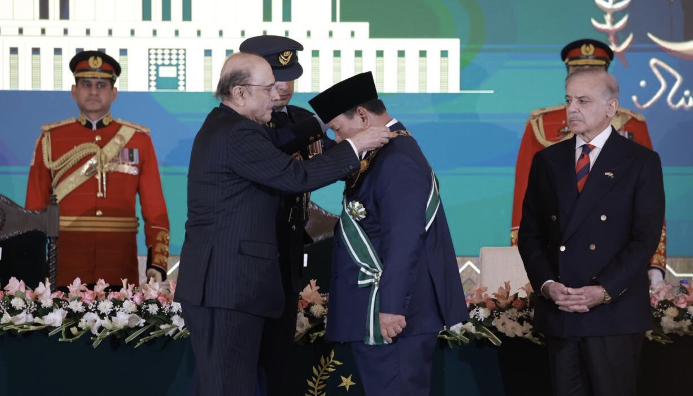 Presiden Republik Indonesia Prabowo Subianto menerima anugerah penghargaan “Nishan-e-Pakistan” dari Presiden Pakistan Asif Ali Zardari atas nama Pemerintah Pakistan dalam upacara penganugerahan penghargaan (Investiture Ceremony), di Ruang Iqbal, Aiwan-e-Sadr, pada Selasa, 9 Desember 2025. Foto: BPMI Setpres