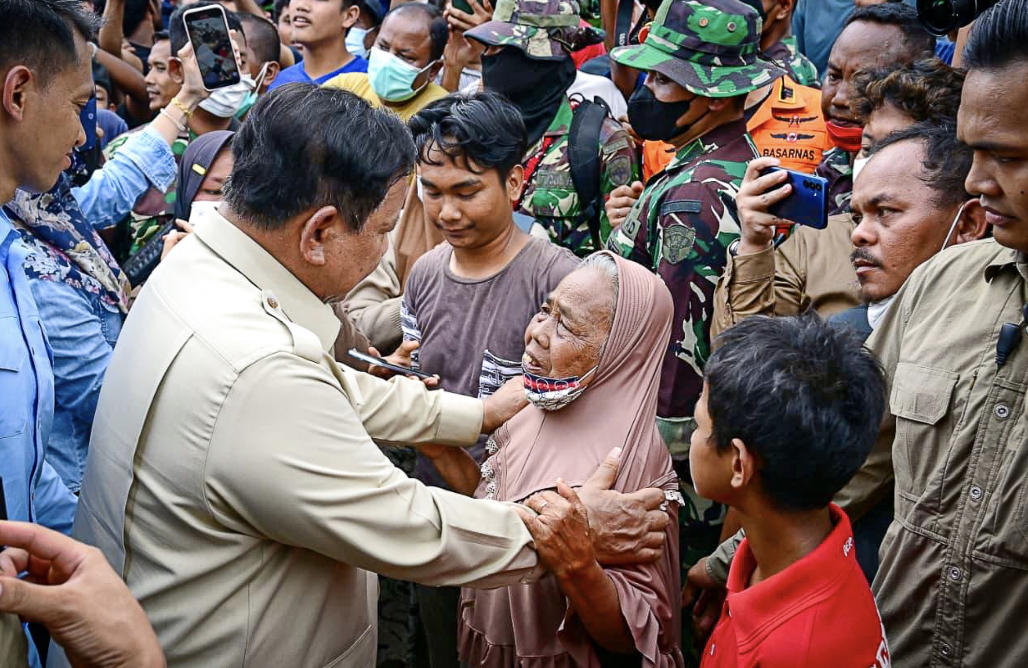 Presiden Prabowo Subianto mengunjungi Kabupaten Aceh Tamiang, Provinsi Aceh, meninjau posko pengungsian di wilayah terdampak bencana pada Jumat, 12 Desember 2025. (Foto: BPMI Setpres)