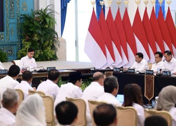 Presiden Prabowo Subianto memberikan arahan tegas terkait penertiban perizinan berusaha pemanfaatan hutan (PBPH) yang dinilai bermasalah dan merugikan masyarakat serta lingkungan dalam Sidang Kabinet Paripurna di Istana Negara, Jakarta, pada Senin, 15 Desember 2025. Foto: BPMI Setpres