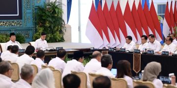 Presiden Prabowo Subianto memberikan arahan tegas terkait penertiban perizinan berusaha pemanfaatan hutan (PBPH) yang dinilai bermasalah dan merugikan masyarakat serta lingkungan dalam Sidang Kabinet Paripurna di Istana Negara, Jakarta, pada Senin, 15 Desember 2025. Foto: BPMI Setpres