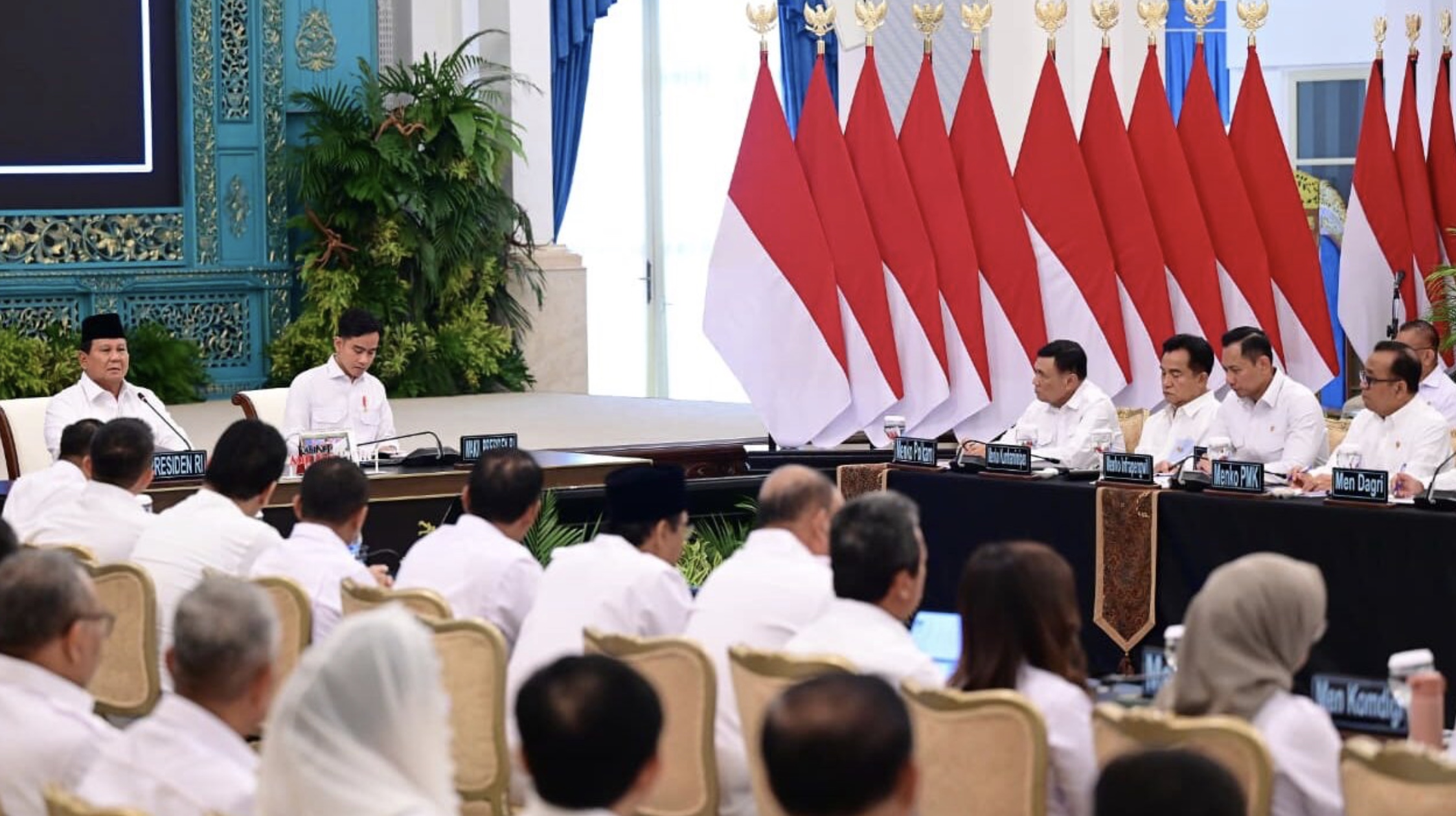 Presiden Prabowo Subianto memberikan arahan tegas terkait penertiban perizinan berusaha pemanfaatan hutan (PBPH) yang dinilai bermasalah dan merugikan masyarakat serta lingkungan dalam Sidang Kabinet Paripurna di Istana Negara, Jakarta, pada Senin, 15 Desember 2025. Foto: BPMI Setpres