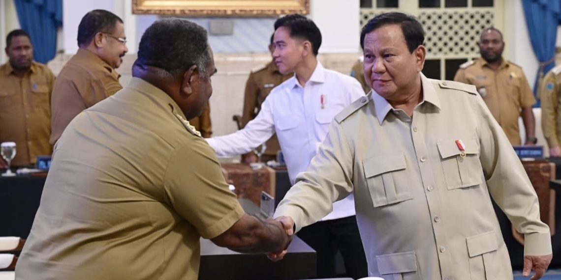 Presiden Prabowo Subianto memberikan pengarahan kepada Kepala Daerah se-Papua serta Komite Eksekutif Percepatan Pembangunan Otonomi Khusus Papua di Istana Negara, Jakarta, pada Selasa, 16 Desember 2025. (Foto: BPMI Setpres)