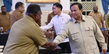 Presiden Prabowo Subianto memberikan pengarahan kepada Kepala Daerah se-Papua serta Komite Eksekutif Percepatan Pembangunan Otonomi Khusus Papua di Istana Negara, Jakarta, pada Selasa, 16 Desember 2025. (Foto: BPMI Setpres)