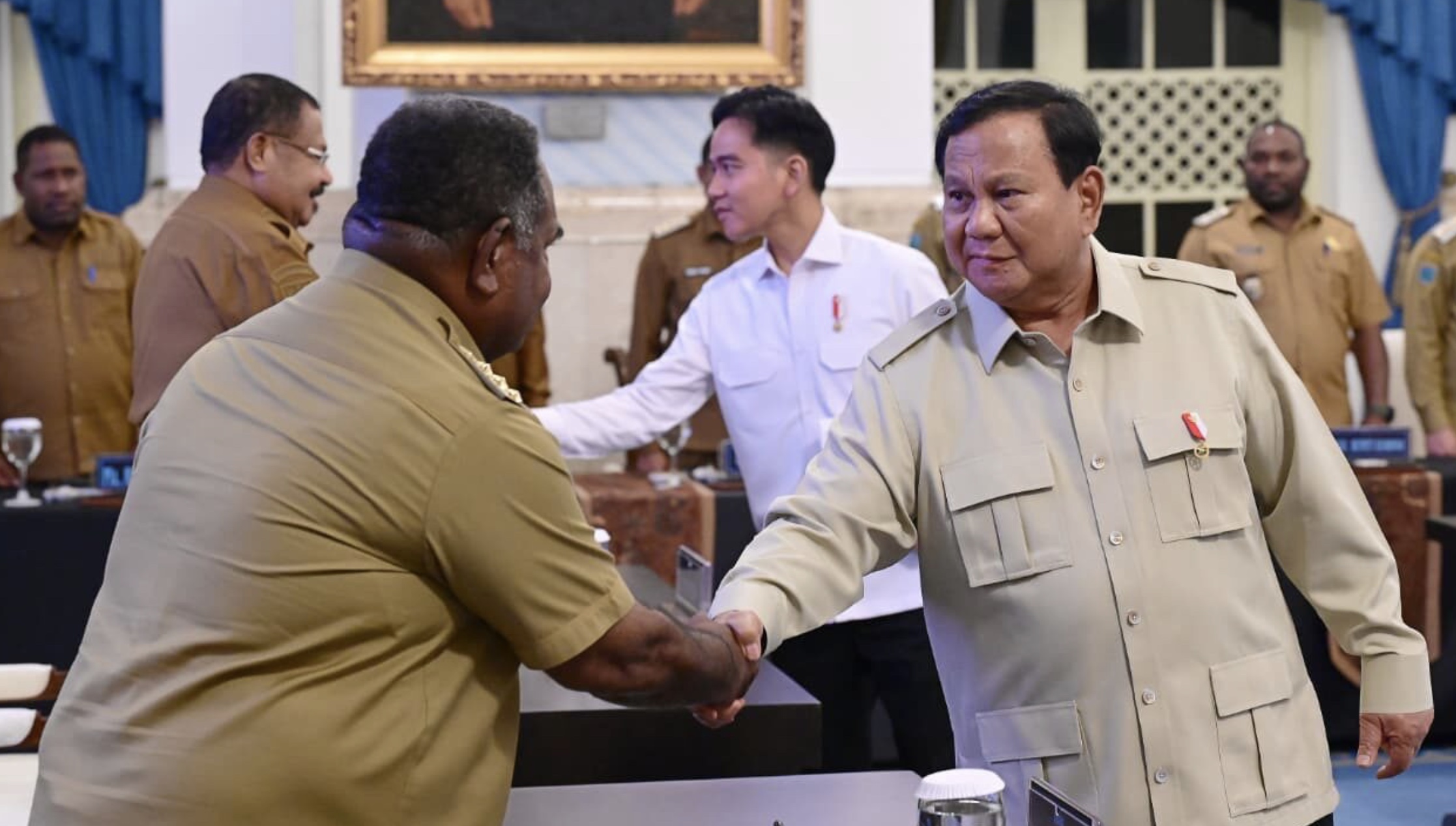 Presiden Prabowo Subianto memberikan pengarahan kepada Kepala Daerah se-Papua serta Komite Eksekutif Percepatan Pembangunan Otonomi Khusus Papua di Istana Negara, Jakarta, pada Selasa, 16 Desember 2025. (Foto: BPMI Setpres)