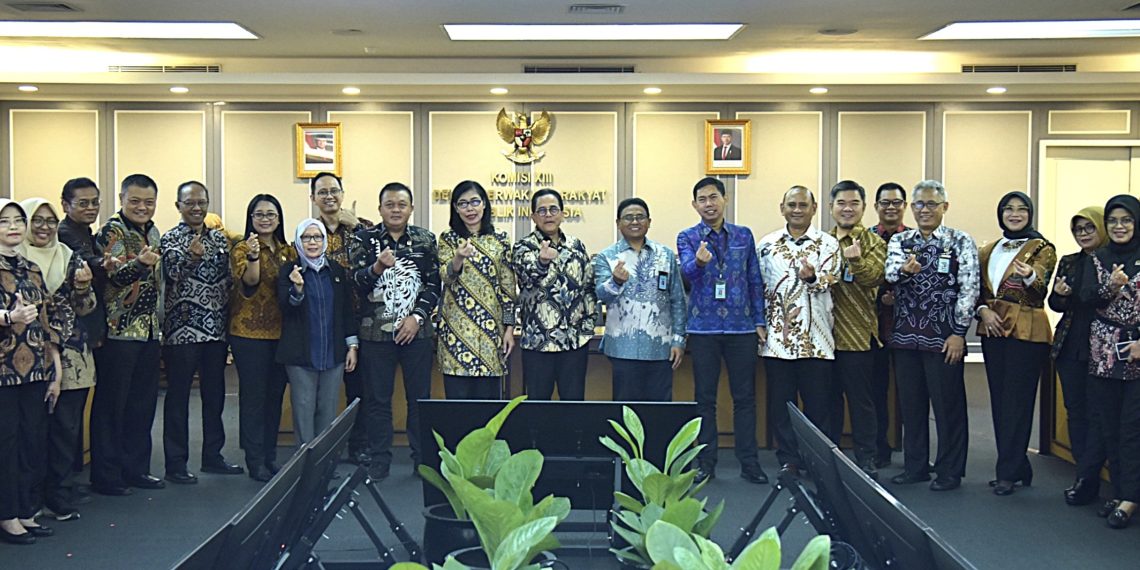 Sekretaris Jenderal DPR RI Indra Iskandar usai penyerahan penyerahan DIPA Tahun Anggaran 2026 kepada seluruh eselon II dan KPA di lingkup Sekretariat Jenderal DPR RI di Gedung DPR RI, Senayan, Jakarta, Senin (22/12/2025). Foto : DPR