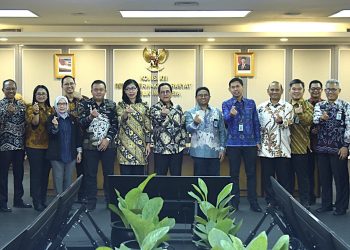 Sekretaris Jenderal DPR RI Indra Iskandar usai penyerahan penyerahan DIPA Tahun Anggaran 2026 kepada seluruh eselon II dan KPA di lingkup Sekretariat Jenderal DPR RI di Gedung DPR RI, Senayan, Jakarta, Senin (22/12/2025). Foto : DPR