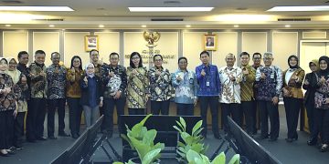 Sekretaris Jenderal DPR RI Indra Iskandar usai penyerahan penyerahan DIPA Tahun Anggaran 2026 kepada seluruh eselon II dan KPA di lingkup Sekretariat Jenderal DPR RI di Gedung DPR RI, Senayan, Jakarta, Senin (22/12/2025). Foto : DPR