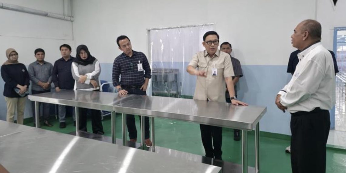 Ilustrasi kunjungan manajemen BSI ke salah satu dapur MBG