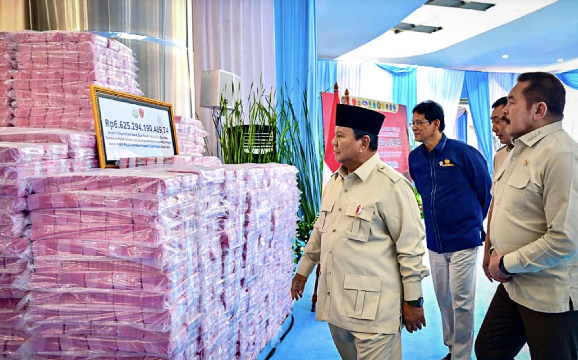Presiden Prabowo Subianto menghadiri penyerahan laporan capaian hasil Satuan Tugas Penertiban Kawasan Hutan (Satgas PKH) dan penyelamatan keuangan negara tahun 2025 yang digelar di Gedung Utama Kompleks Kejaksaan Agung Republik Indonesia, Jakarta, pada Rabu, 24 Desember 2025. (Foto: BPMI Setpres)