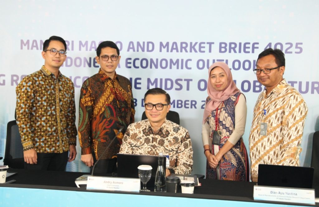 Kiri ke kanan: Equity Research Mandiri Sekuritas Kresna Hutabarat, Head of Mandiri Institute Andre Simangunsong, Chief Economist Bank Mandiri Andry Asmoro, Head of Macroeconomic & Financial Market Research Bank Mandiri Dian Ayu Yustina, dan Head of Industry & Regional Research Bank Mandiri Dendi Ramdani berbincang sesaat sebelum Mandiri Macro and Market Brief 4Q2025 pada Rabu (3/12). (Foto: Erman Subekti)