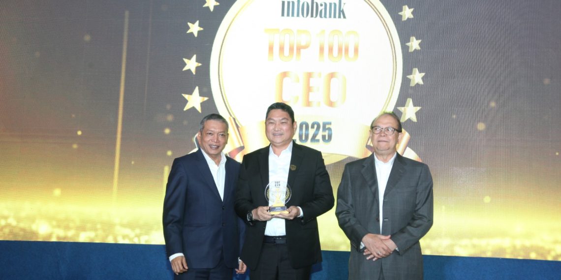 Direktur Utama Maximus Insurance Jemmy Atmadja dianugerahi penghargaan CEO Terbaik dalam ajang Infobank Top 100 CEO & The Next Future Leaders 2025. Senin, 8 Desember 2025). (Foto: Erman Subekti)