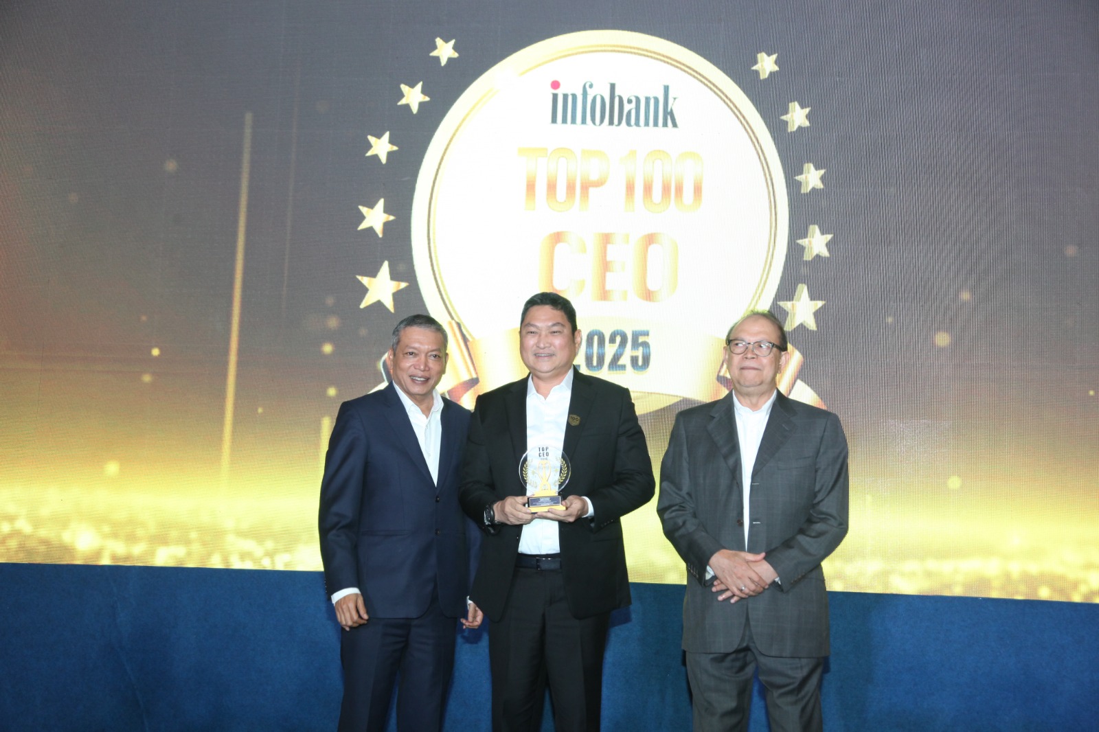 Direktur Utama Maximus Insurance Jemmy Atmadja dianugerahi penghargaan CEO Terbaik dalam ajang Infobank Top 100 CEO & The Next Future Leaders 2025. Senin, 8 Desember 2025). (Foto: Erman Subekti)