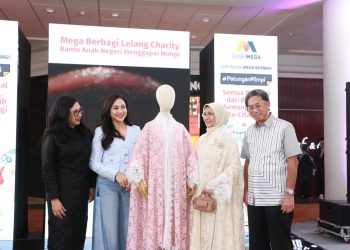 Ki-ka: Presiden Komisaris Metro Departement Store Anita Ratnasari Tanjung, pemenang Lelang Charity Ayu Heni Rosan, perwakilan Lace by ARTKEA Tini Sardadi, dan Direktur Utama Bank Mega Kostaman Thayib. (Foto: Steven Widjaja)