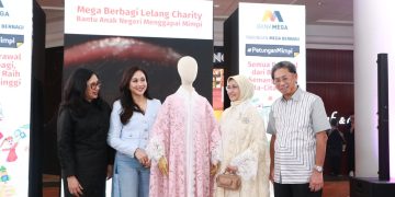 Ki-ka: Presiden Komisaris Metro Departement Store Anita Ratnasari Tanjung, pemenang Lelang Charity Ayu Heni Rosan, perwakilan Lace by ARTKEA Tini Sardadi, dan Direktur Utama Bank Mega Kostaman Thayib. (Foto: Steven Widjaja)