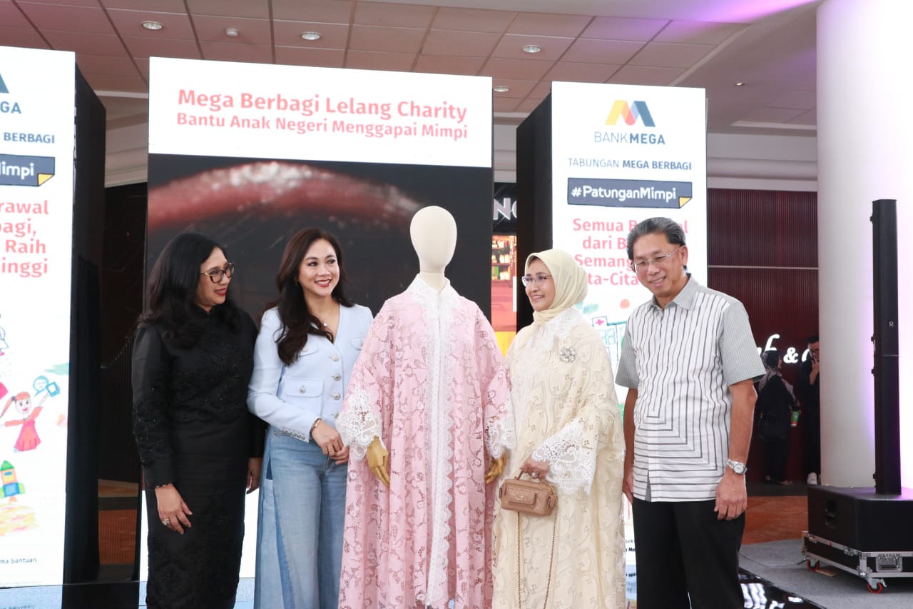 Ki-ka: Presiden Komisaris Metro Departement Store Anita Ratnasari Tanjung, pemenang Lelang Charity Ayu Heni Rosan, perwakilan Lace by ARTKEA Tini Sardadi, dan Direktur Utama Bank Mega Kostaman Thayib. (Foto: Steven Widjaja)