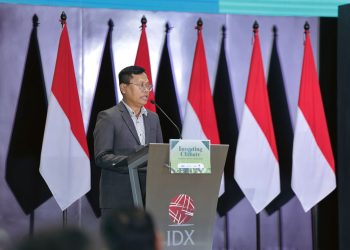 Managing Director Investing on Climate Umar Idris saat menjadi pembicara di ajang Investing on Climate by Editors’ Choice Award 2025 di Main Hall Bursa Efek Indonesia (BEI), Jakarta Selatan, Jumat (5/12). (Foto: M. Ibrahim)