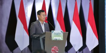 Managing Director Investing on Climate Umar Idris saat menjadi pembicara di ajang Investing on Climate by Editors’ Choice Award 2025 di Main Hall Bursa Efek Indonesia (BEI), Jakarta Selatan, Jumat (5/12). (Foto: M. Ibrahim)