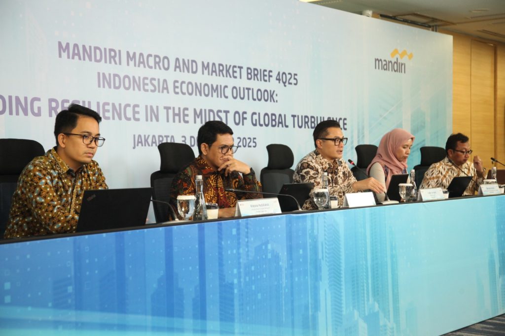 Kiri ke kanan: Equity Research Mandiri Sekuritas Kresna Hutabarat, Head of Mandiri Institute Andre Simangunsong, Chief Economist Bank Mandiri Andry Asmoro, Head of Macroeconomic & Financial Market Research Bank Mandiri Dian Ayu Yustina, dan Head of Industry & Regional Research Bank Mandiri Dendi Ramdani dalam Economic Outlook Q4 2025 pada Rabu (3/12). (Foto: Erman Subekti)