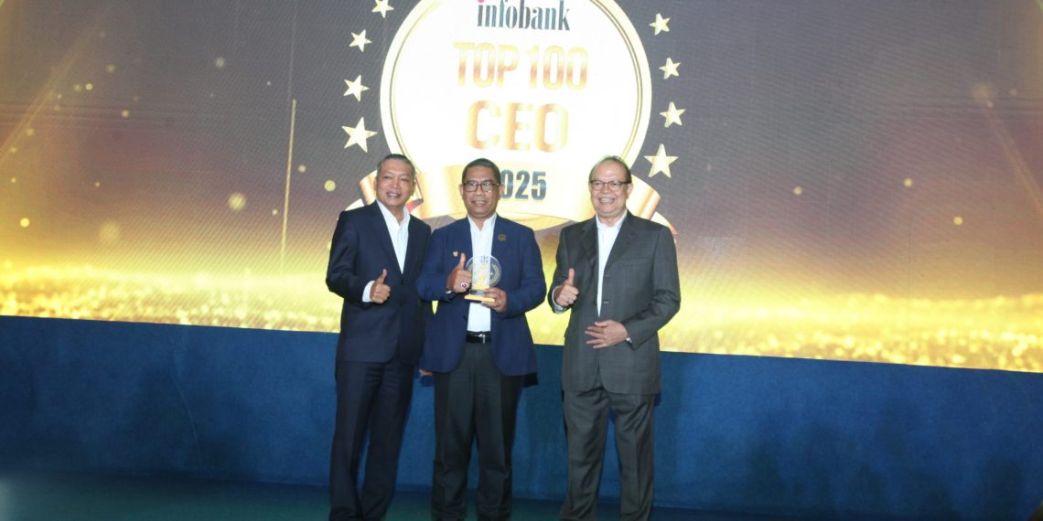 Direktur Utama BUMIDA, Ramli Forez, menerima penghargaan “Top 100 CEO & Future Leaders 2025” 2025 dalam ajang Infobank Top 100 CEO & The Next Future Leaders 2025. (Foto: Istimewa)