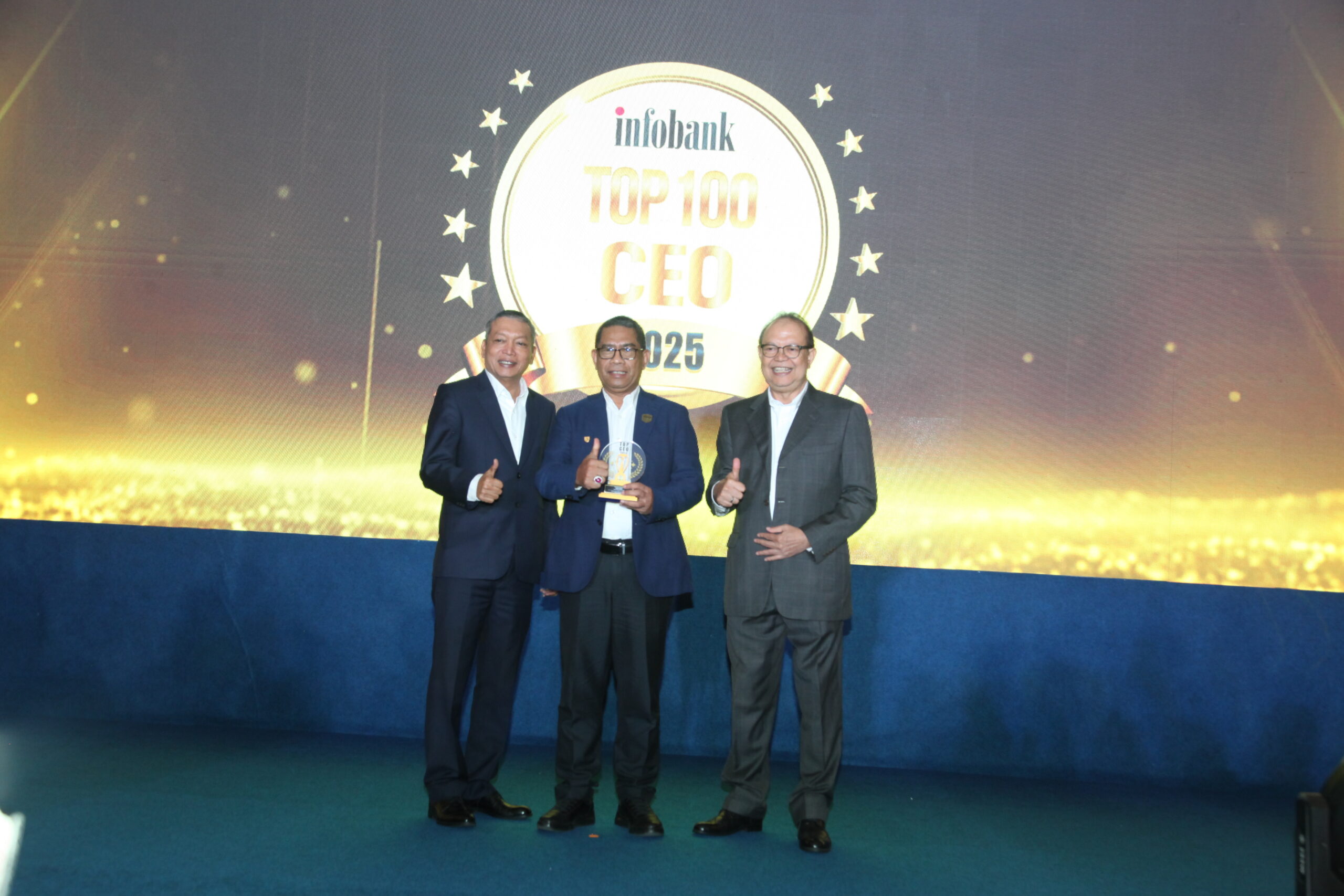 Direktur Utama BUMIDA, Ramli Forez, menerima penghargaan “Top 100 CEO & Future Leaders 2025” 2025 dalam ajang Infobank Top 100 CEO & The Next Future Leaders 2025. (Foto: Istimewa)