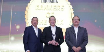 Direktur Operasional Bank Mandiri, Timothy Utama meraih penghargaan Banker of The Year dari Infobank di Shangri-La Hotel Jakarta. Senin (8/12). (Foto: Erman Subekti)