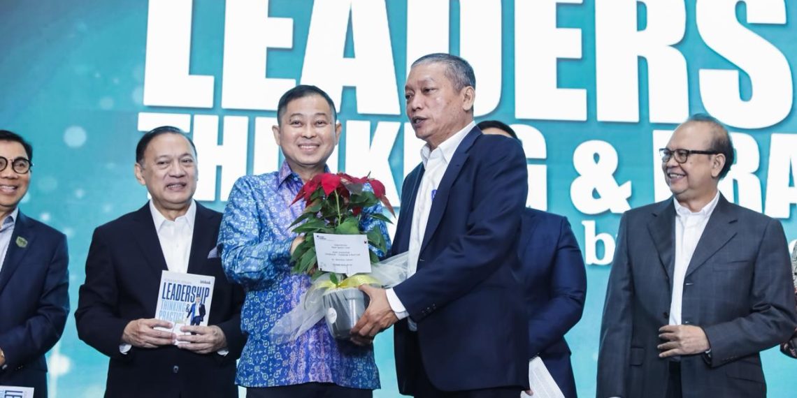 Mantan Menteri ESDM Ignasius Jonan (tiga dari kiri) mendapat cendera mata dari Chariman Infobank Media Group, Eko B. Supriyanto, di sela peluncuran buku miliknya berjudul “Leadership, Thinking & Practice, di Jakarta, Senin, 8 Desember 2025. (Foto: M. Zulfikar)