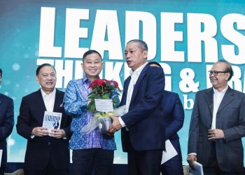 Mantan Menteri ESDM Ignasius Jonan (tiga dari kiri) mendapat cendera mata dari Chariman Infobank Media Group, Eko B. Supriyanto, di sela peluncuran buku miliknya berjudul “Leadership, Thinking & Practice, di Jakarta, Senin, 8 Desember 2025. (Foto: M. Zulfikar)