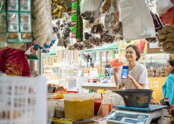 Ilustrasi transaksi QRIS via aplikasi Dana. (Foto: Istimewa)