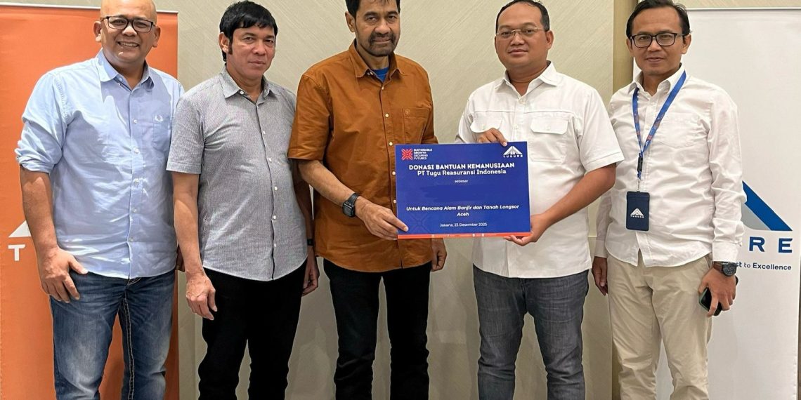 PT Tugu Reasuransi Indonesia (Tugure) menyerahkan donasi kemanusiaan secara langsung kepada Gubernur Aceh, Muzakir Manaf, untuk disalurkan kepada masyarakat terdampak bencana. (Foto: Dok. Tugure)