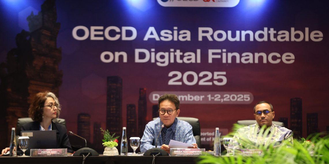 Wakil Ketua Dewan Komisioner OJK Mirza Adityaswara dalam acara OECD Asia Roundtable on Digital Finance 2025 di Bali, dikutip Selasa, 2 Desember 2025.
