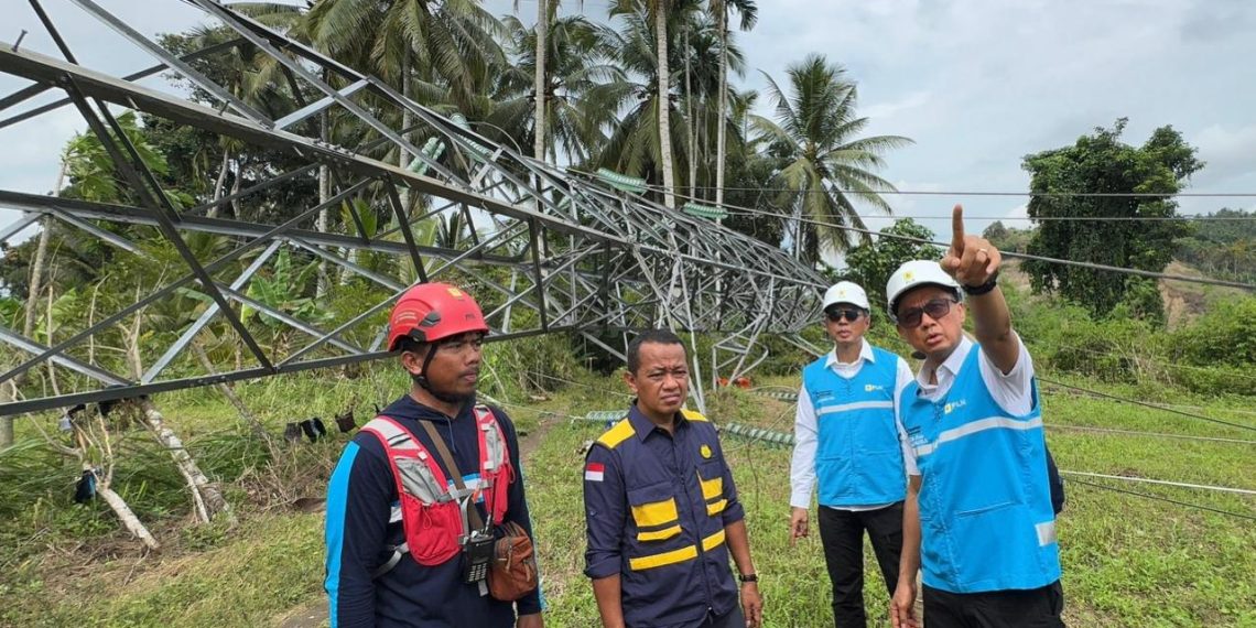 Menteri Energi dan Sumber Daya Mineral (ESDM), Bahlil Lahadalia (kedua dari kiri) bersama Direktur Utama PLN, Darmawan Prasodjo (kanan), dan Direktur Transmisi dan Perencanaan Sistem PLN, Edwin Nugraha Putra (kedua dari kanan) saat meninjau salah satu tower transmisi Saluran Udara Tingkat Tinggi (SUTT) 150 kilovolt (kV) terdampak bencana banjir dan longsor di Bireuen, Aceh pada Selasa (2/12).