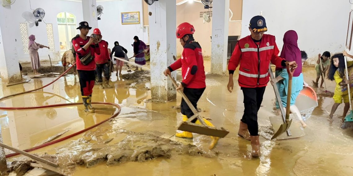 Tim Reaksi Cepat PT Semen Padang bersama warga membersihkan Masjid Istiqlal Binuang Pauh Limo, Kota Padang, yang terdampak banjir akibat luapan Sungai Batang Kuranji