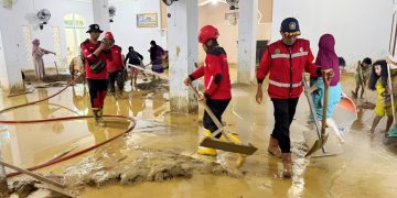 Tim Reaksi Cepat PT Semen Padang bersama warga membersihkan Masjid Istiqlal Binuang Pauh Limo, Kota Padang, yang terdampak banjir akibat luapan Sungai Batang Kuranji