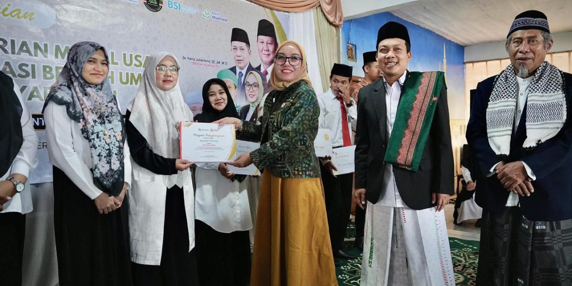 Wakil Menteri Koperasi (Wamenkop) Farida Farichah dalam kunjungannya sekaligus pemberian modal kerja kepada Mitra Usaha Koperasi Berkah Ummat Al-Musyarrofah, Cianjur, Jawa Barat (Jabar), Kamis (4/12/2025)