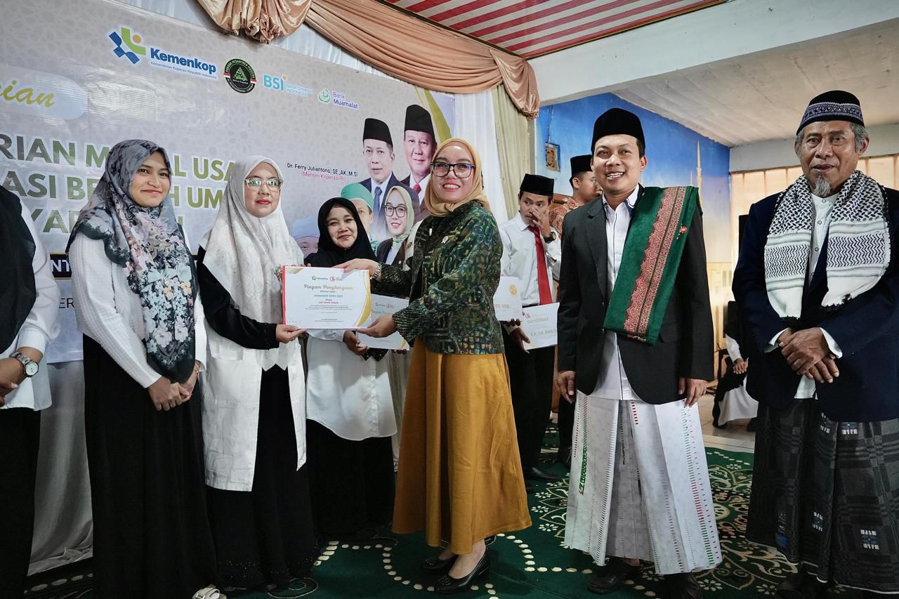 Wakil Menteri Koperasi (Wamenkop) Farida Farichah dalam kunjungannya sekaligus pemberian modal kerja kepada Mitra Usaha Koperasi Berkah Ummat Al-Musyarrofah, Cianjur, Jawa Barat (Jabar), Kamis (4/12/2025)