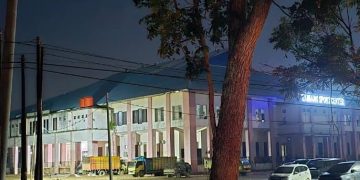 Suasana posko pengungsian utama di Tamiang Sport Center kembali menyala pada Kamis (4/12) setelah adanya pasokan listrik dari jaringan PLN.