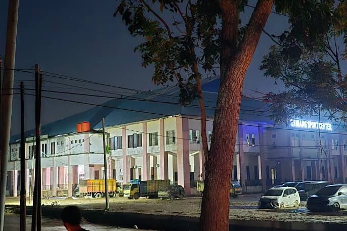 Suasana posko pengungsian utama di Tamiang Sport Center kembali menyala pada Kamis (4/12) setelah adanya pasokan listrik dari jaringan PLN.