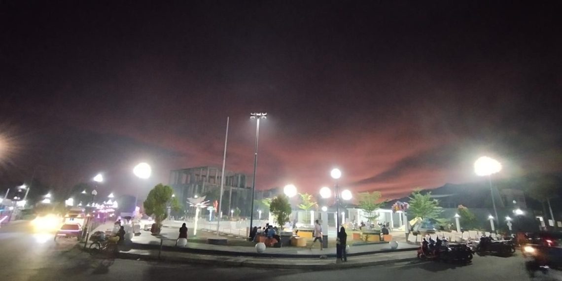 Potret Alun-Alun Kota Pandan, Tapanuli Tengah, yang kembali terang setelah pasokan listrik pulih pascabencana.