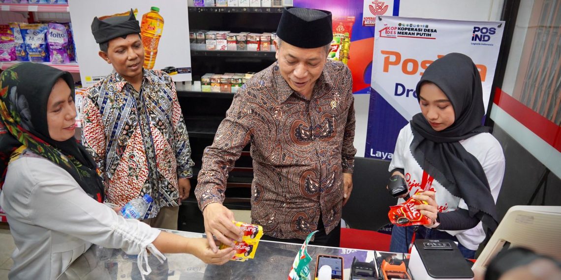 Menteri Koperasi (Menkop) Ferry Juliantono saat mengunjungi salah satu booth Kodes Merah Putih. (Foto: Istimewa)